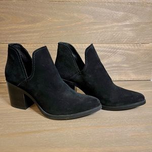 Steve Madden 7 Prezzie Black Suede Pull On Cuban Heel Ankle Booties Boots EUC